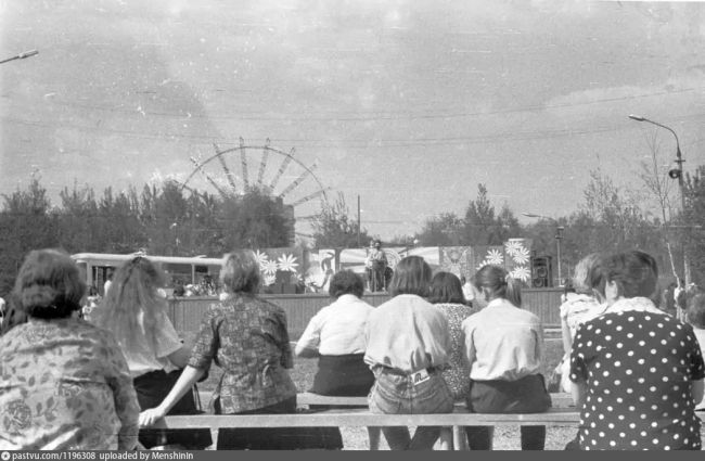 🌀 Колесо обозрения в Городском Парке
 Культуры и Отдыха (1987г.)
На заднем плане видны дома Спортивная 5 и..