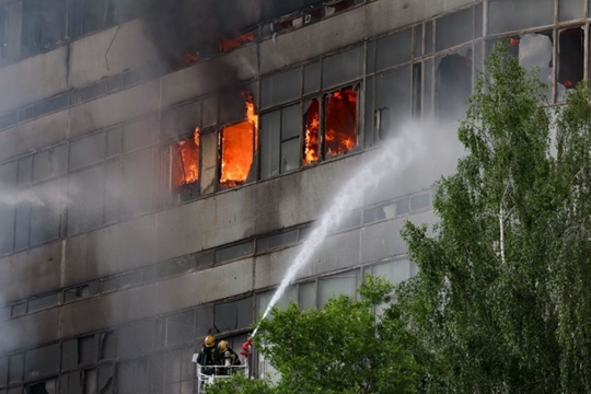 Площадь пожара во Фрязино увеличилась до 5000 кв.м.  На месте работают 130 пожарных и 50 единиц техники.  Тушение..