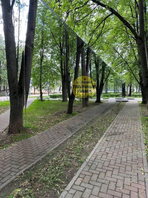 У администрации на Московской 15 появился необычный зеркальный забор 😯  Около месяца назад все гадали, что..