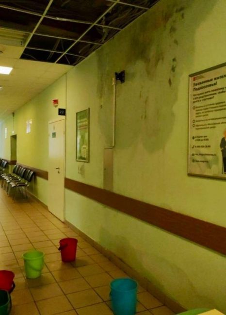 ДЕТИШЕК НЕ ЖАЛКО❓
На фото — детская поликлиника на улице Маркса 15. Посетители говорят, что такая жуть..