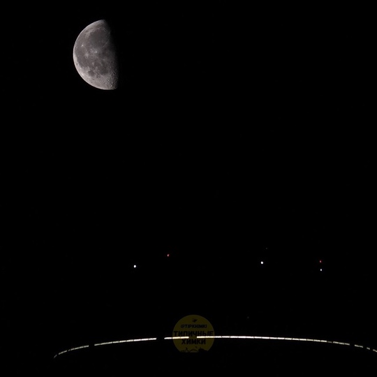 Выглядит, как НЛО, летящее в космосе, а по факту это лишь Луна над башней ЖК Маяк в Химках..