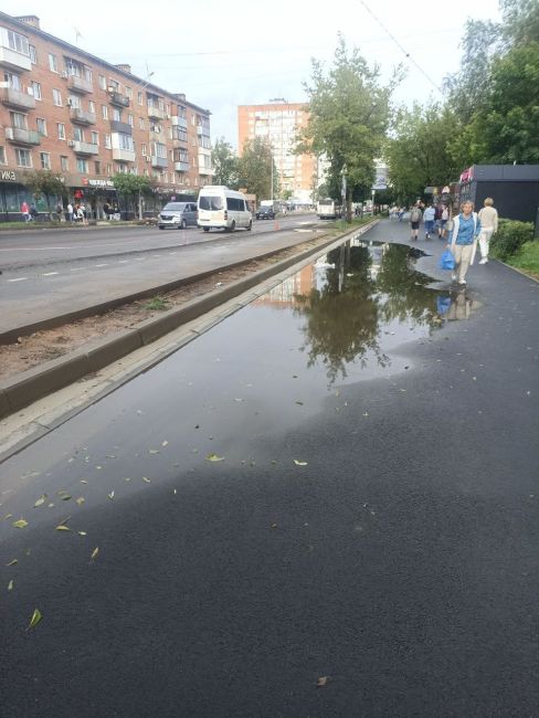 Пушкино, Московский проспект д.6. 
После ремонта вода с тротуара не стекает по водоотводному..