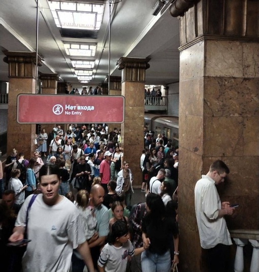 🚇На станции собралось множество людей из-за того, что движение поездов на Сокольнической линии было..