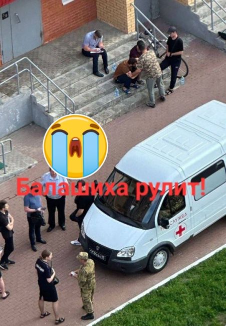 УПАЛ РЕБЁНОК 😱 
В Балашихе, в ЖК «Витязь» сегодня около 18:30 скинулся ребёнок. 
По одной из версий — зацепился..