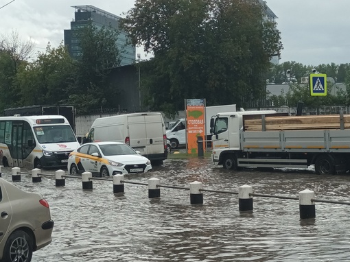 Возле Солнечной Системы тоже всё плывёт 🌊
На Коммунальном проезде, где пересечение с Транспортным, сейчас..