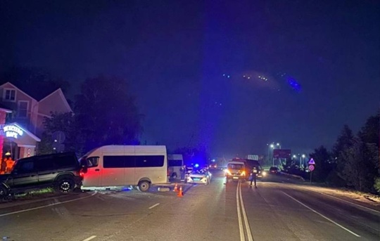 В ночном ДТП в районе Лешково пострадали 13 человек  14 июня в 22:40 на 12-м километре автодороги, соединяющей..