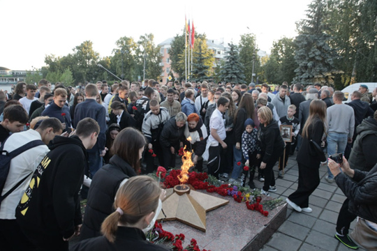 Сегодня в 4 часа утра жители Ногинска почтили память всех, кто отдал свои жизни за победу над фашизмом в..