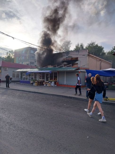 НА РЫНКЕ "ЮЖНЫЙ" ПОЖАР 🔥
Рванула трансформаторная подстанция.
Приехали полиция, пожарная служба, скорая и..