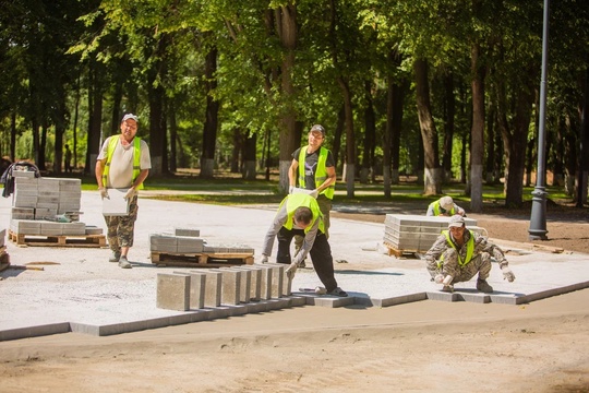 🌳 В Коломне продолжается масштабная реконструкция парка Мира. В настоящее время на территории идут работы..