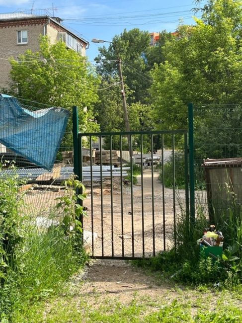 Нам пишут:  "На ул. Вокзальная за домом 19 находится заброшенная площадка для выгула собак. Калитка..