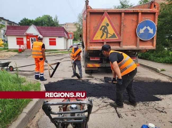 Ямочный ремонт во дворе дома в Красноармейске занял у дорожников не более часа  Ямы ликвидировали на..