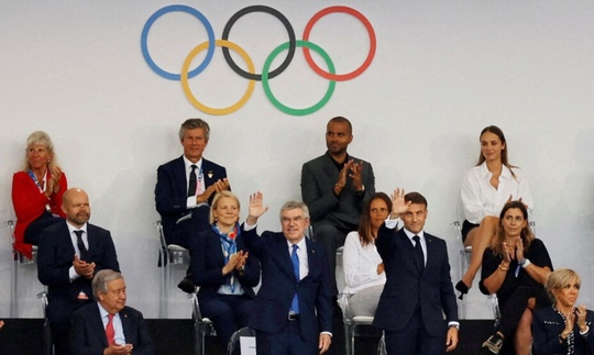 Отрубленная голова королевы, миньоны, трансгендер и ливень. Что происходило на церемонии открытия Олимпиады..