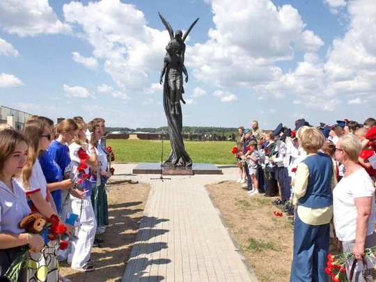 Жители Подольска почтили память павших в боях за Отечество  Цветы к мемориалу на Лемешовском кладбище..
