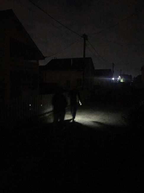 Мособлэнерго уже белее 20 часов не подаёт электричество в несколько домов д. Клишева. Вчера 22.07.2024 утром в 9:50..