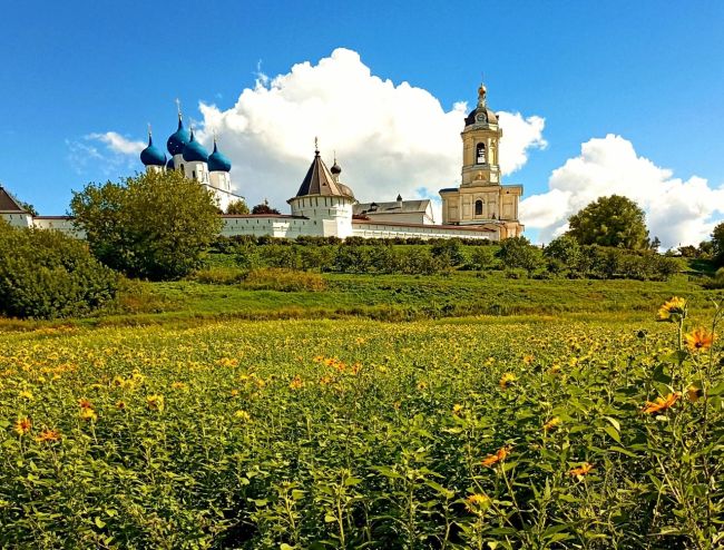 Удивительно красивое место выбрал для Высоцкого монастыря Сергий Радонежский! Пейзаж, конечно, за прошедшие..