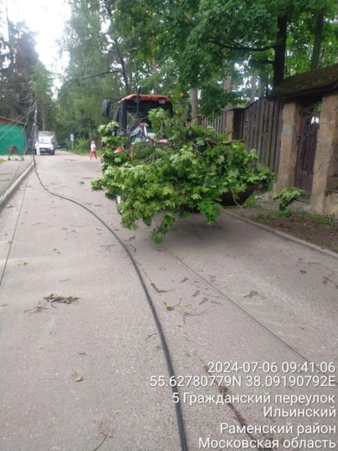 После урагана предпринимаются действия по устранению последствий стихии. В данный момент задействованы..