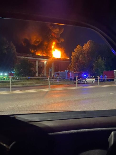 Пожар в заброшенной пожарной части на Большой Серпуховской сильно разгорелся https://vk.com/wall-158584106_714012. Его..