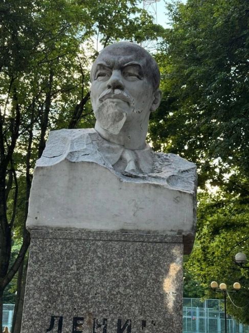 В Звенигороде неизвестный мужчина в клетчатой рубашке обезглавил бюст Сталина.  Также повреждения получил..