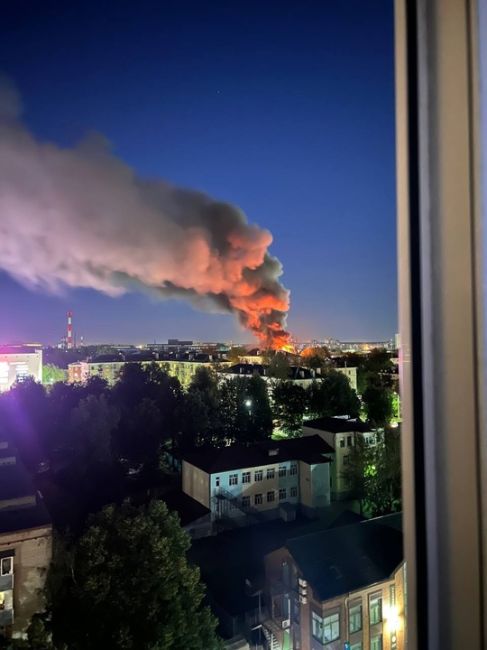 Пожар в заброшенной пожарной части на Большой Серпуховской сильно разгорелся https://vk.com/wall-158584106_714012. Его..