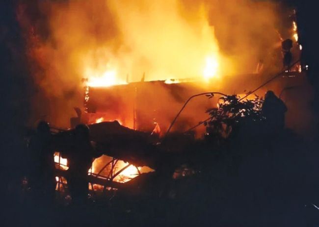 🔥 И опять пожар.
Пять часов понадобилось спасателям, чтобы потушить нежилое здание в селе Кудиново...