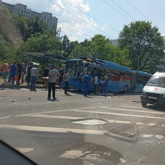 На севере Москвы на крыше автобуса, вероятно из-за жары, взорвался баллон.  Пострадал водитель, его..