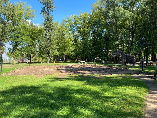 Полтора месяца назад демонтировали детскую площадку в Комсомольском парке. Теперь вместо места для детей,..
