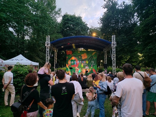 В Жуковском сквере у ДК вчера прошло мероприятие "Ночь в парке"!  Спасибо всем участникам проекта..