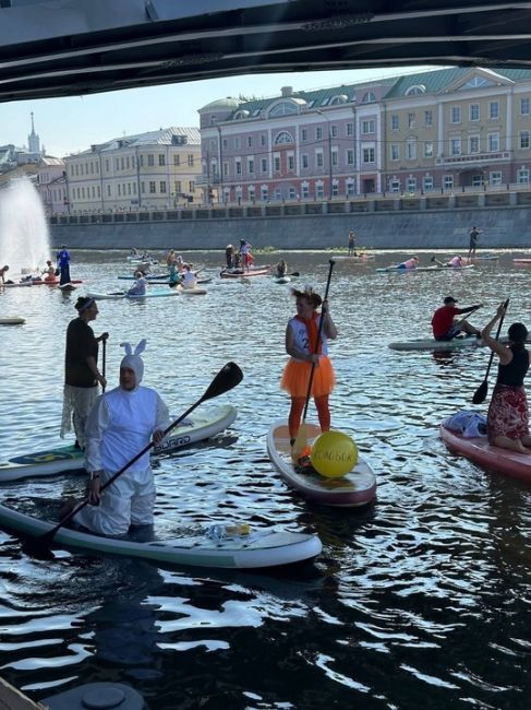 В столице сегодня прошел костюмированный заплыв на..