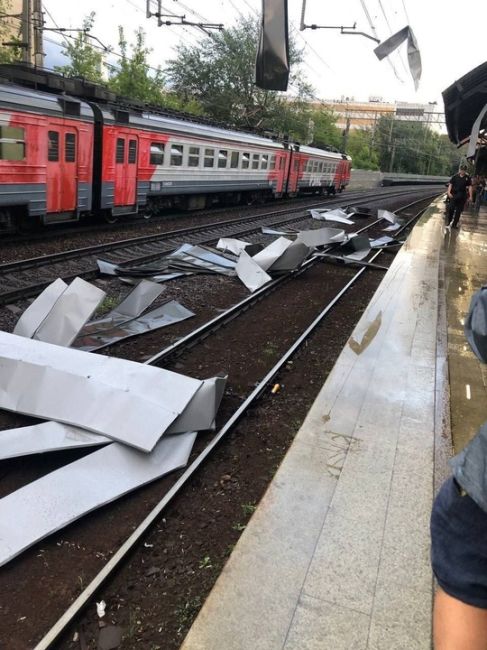 Последствия «Орхана» отразились на МЦД-3 ⛈️  На станции Электрозаводская на пути прилетели металлические..