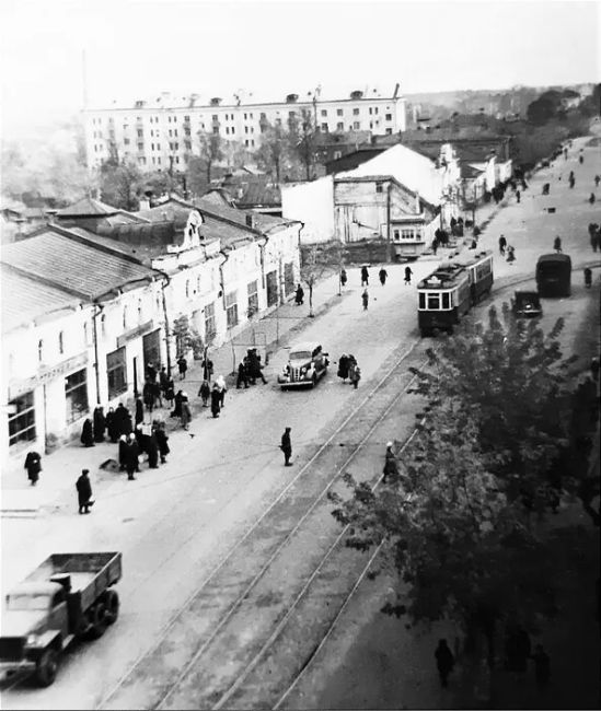 Ногинск - город с историей.
По фотографиям можно смотреть как он менялся.  Вид с балкона жилого дома Советов..