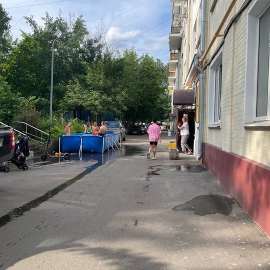 Жители одного из московских домов не растерялись и просто установили бассейн прямо у своего..