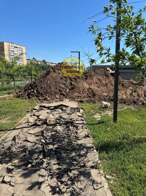 На Мельникова появился червь из Дюны? 😱  На самом деле все проще - в районе дома №1 и №3 намечается масштабная..