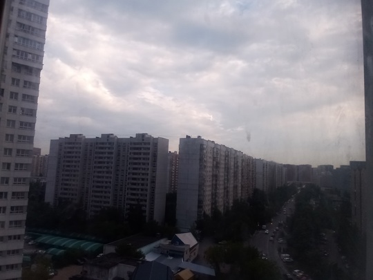 Стихия надвигается на Москву.  В ближайшее время столицу ожидает сильный ливень, крупный град и ветер до 25 м/с..