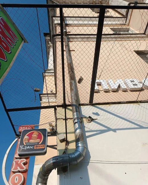 Советская 12/1 на углу дома падают с крыши булыжники!!! На втором фото че‌тко видно что скоро отвалится..