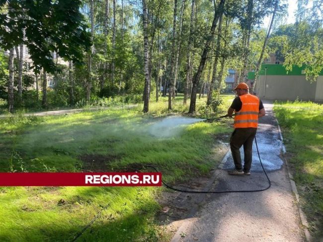 Затоптанный жителями газон восстановили в микрорайоне Серебрянка  В микрорайоне Серебрянка подмосковного..