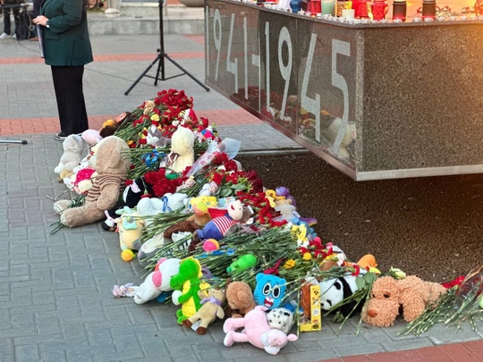 🕊Сотни свечей в память о погибших детях Донбасса зажгли на площади Славы в Балашихе этим вечером. Участники..