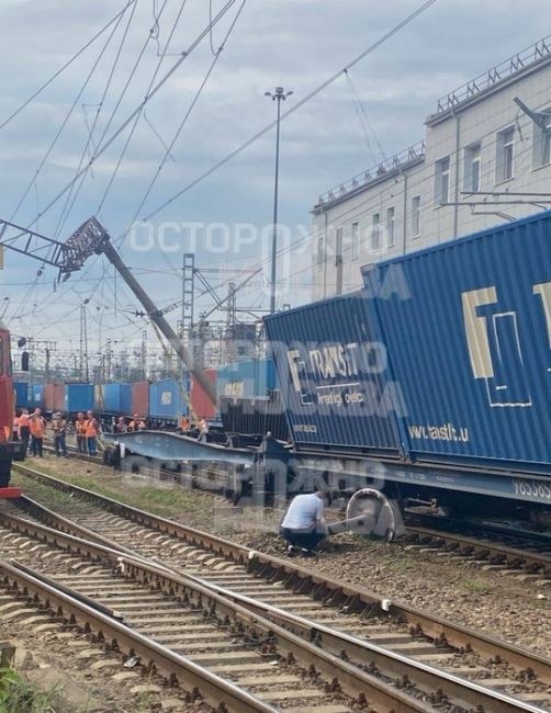 На станции "Ховрино" из-за неисправности стрелочного перевода несколько вагонов с контейнерами сошли с..