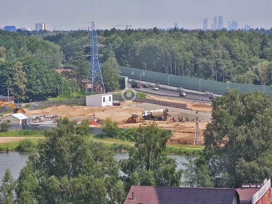 Что строится между Глазынинским прудом и Минским шоссе — до сих пор неизвестно 👀  На строительной площадке..