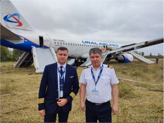 Пилот, посадивший в поле самолет до Омска, готовится вернуться к полетам 
Второй пилот «Уральских..