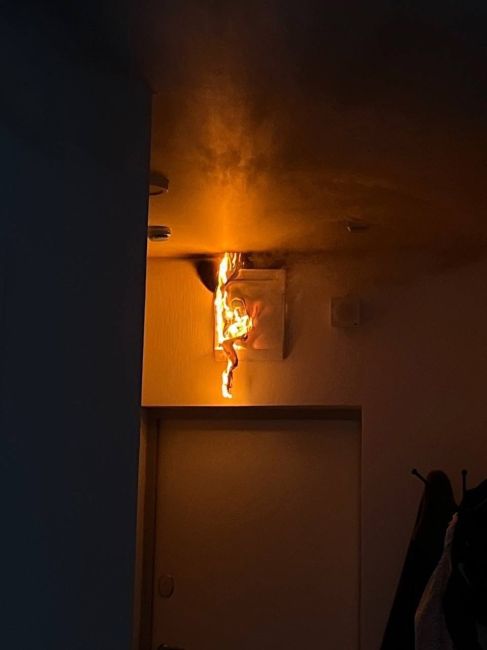 Соседи спасли девушку от пожара в ЖК «Пригород Лесное» — у нее в квартире загорелся электрический щиток. 
..
