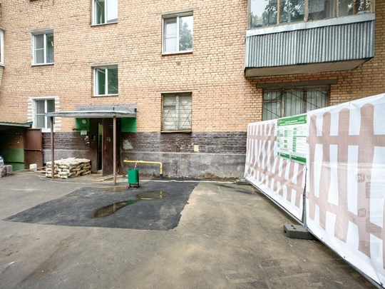 Капитальный ремонт дома 22А проходит на улице Сиреневая в Щёлково  Рабочие полностью заменят кровлю..