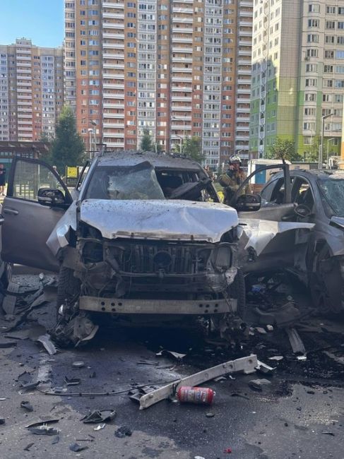 😱 На Синявинской, д.11, на территории Молжаниново взорвался автомобиль Toyota Land Cruiser Prado.  Произошла детонация..