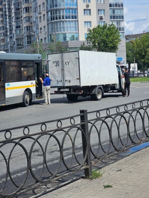 ДТП на кругу у центрального рынка.
Фото из чата "Подольск: пробки, засады,..