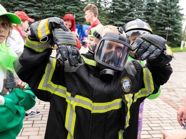 Отдыхающие в детском лагере «Левково» на один день превратились в пожарных  Профессиональный праздник..