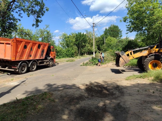 В Жуковском продолжают устранять последствия урагана.  «В Жуковском из-за непогоды повалило деревья по..