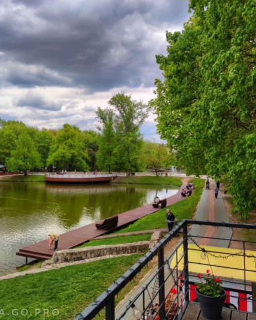 📷📍ПКиО "Ивановские пруды", 
г. Красногорск, май 2024.  Дорожки парка так и зовут гулять по ним...