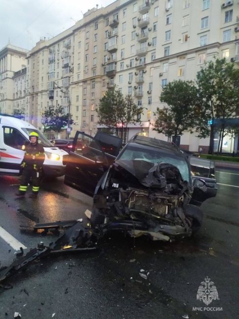 Сильнейшее ДТП на Кутузовском проспекте 🚑  По данным МЧС, пострадали 3 человека, их передали..