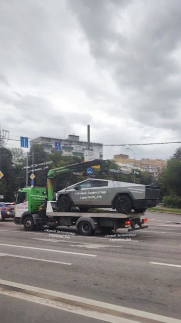 🚗Вчера, примерно в 19:00, у торгового центра «Панфиловский» эвакуировали автомобиль Tesla Cybertruck.  ТГК Живой..
