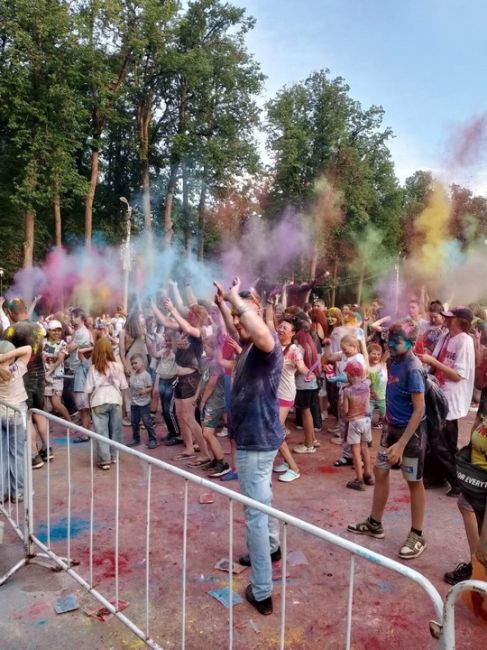 Фестиваль красок прошёл в Сергиевом Посаде 
В парке «Скитские пруды» прошёл фестиваль красок. Сотни..