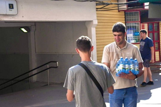 В Жуковском в связи с аномальной жарой продолжают раздавать бутилированную воду жителям и гостям города. 
..
